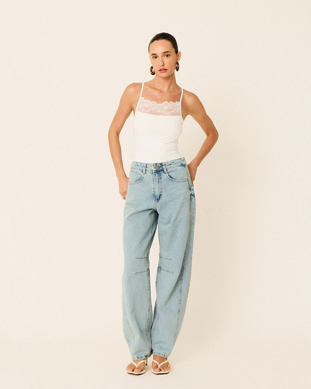 Modelo vestindo Calça Jeans Baloon Sueli