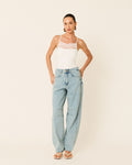 Modelo vestindo Calça Jeans Baloon Sueli