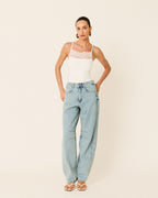 Modelo vestindo Calça Jeans Baloon Sueli