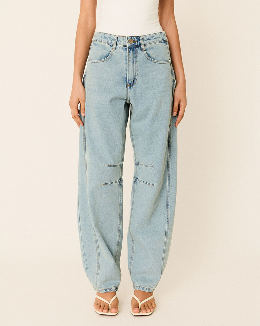 Modelo vestindo Calça Jeans Baloon Sueli