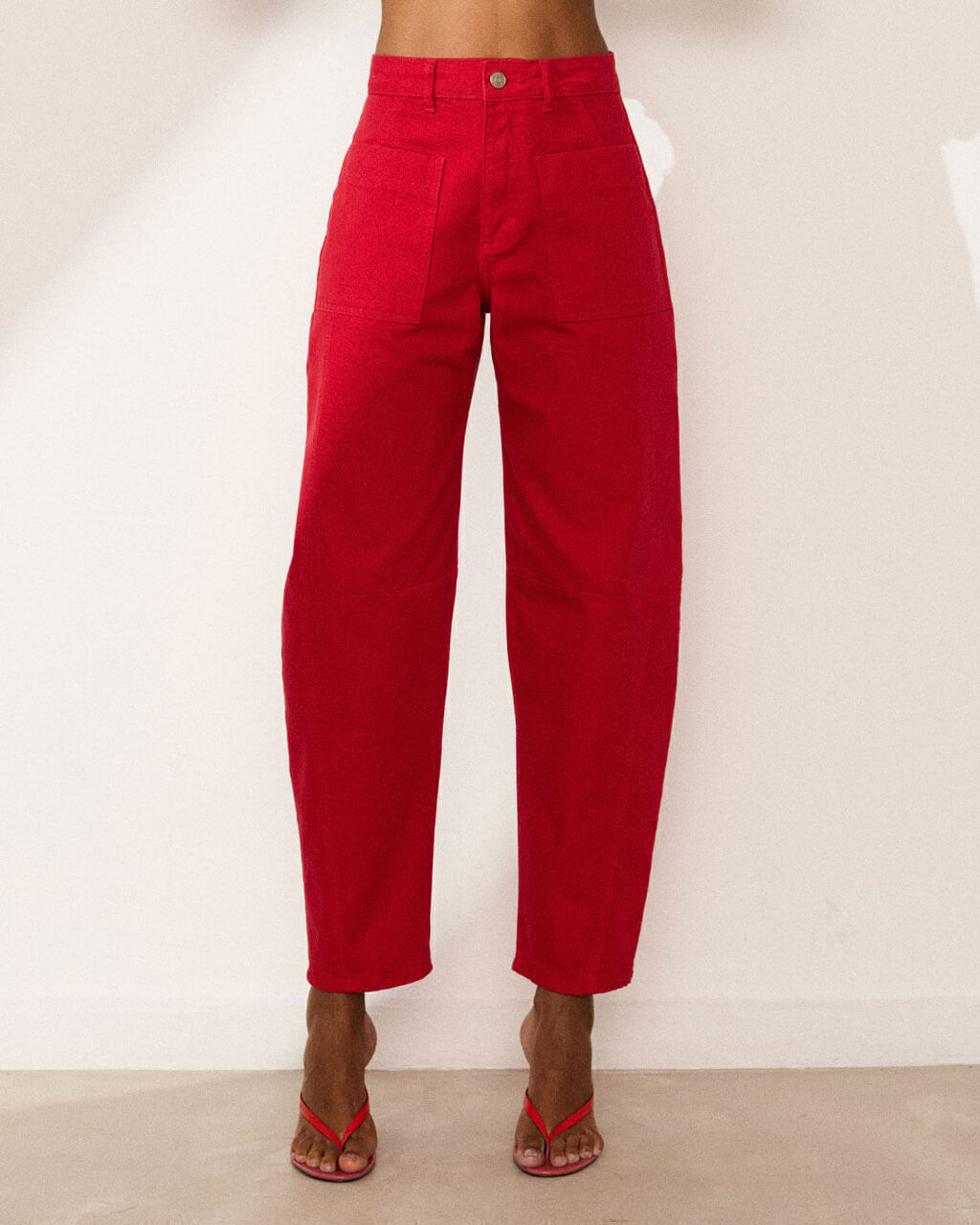 Modelo vestindo Calça de Sarja Baloon Sueli Vermelha
