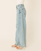 Modelo vestindo Calça Jeans Baloon Sueli