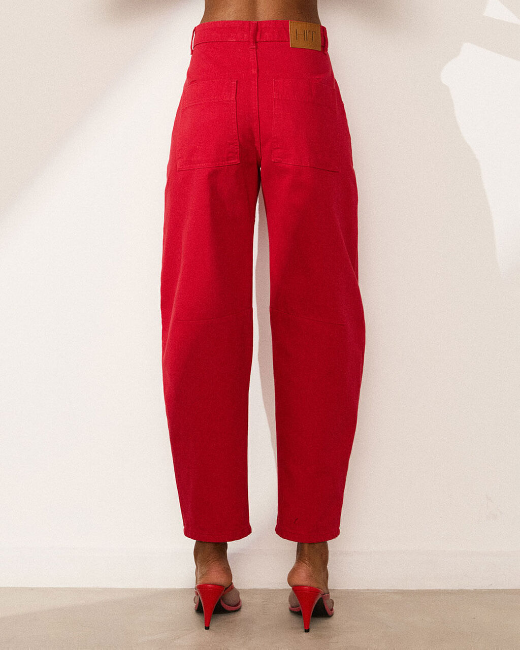 Modelo vestindo Calça de Sarja Baloon Sueli Vermelha