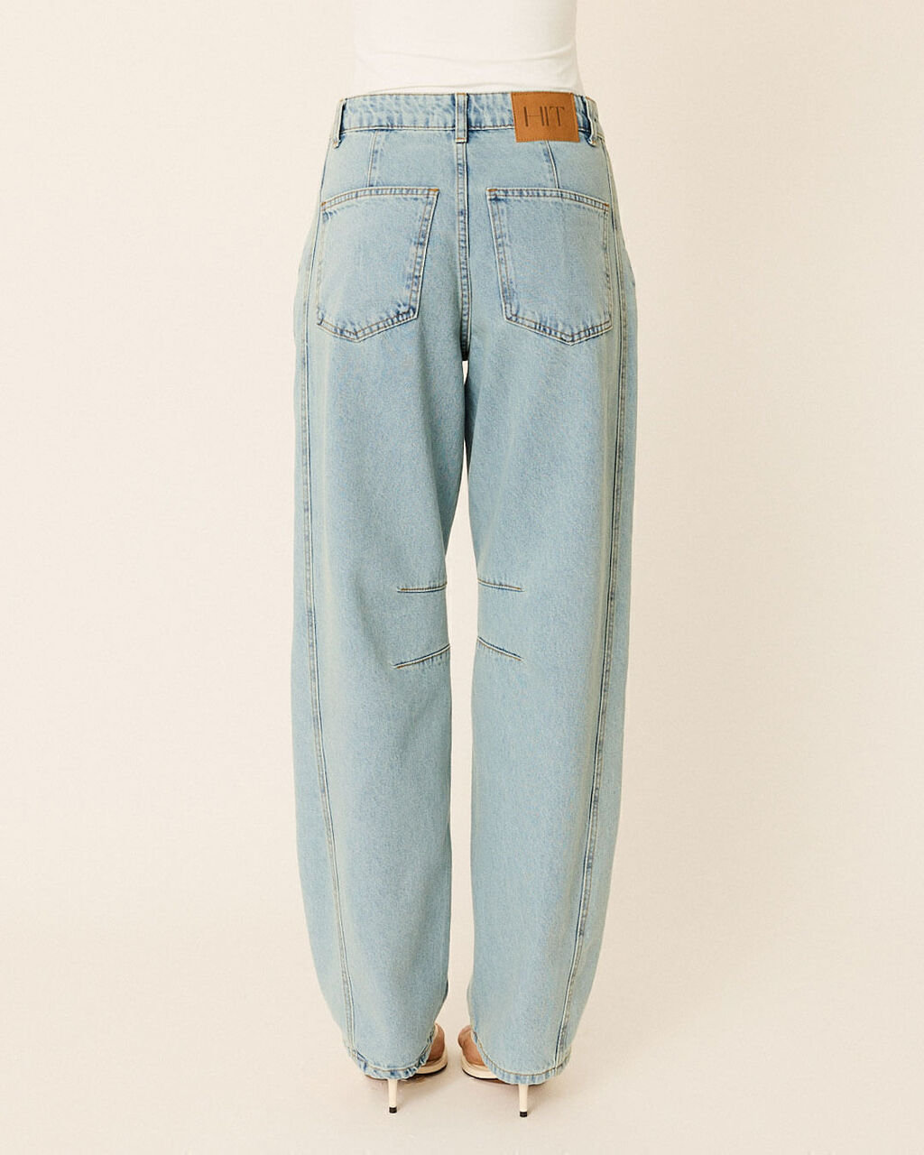 Modelo vestindo Calça Jeans Baloon Sueli