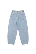 Modelo vestindo Calça Jeans Baloon Sueli