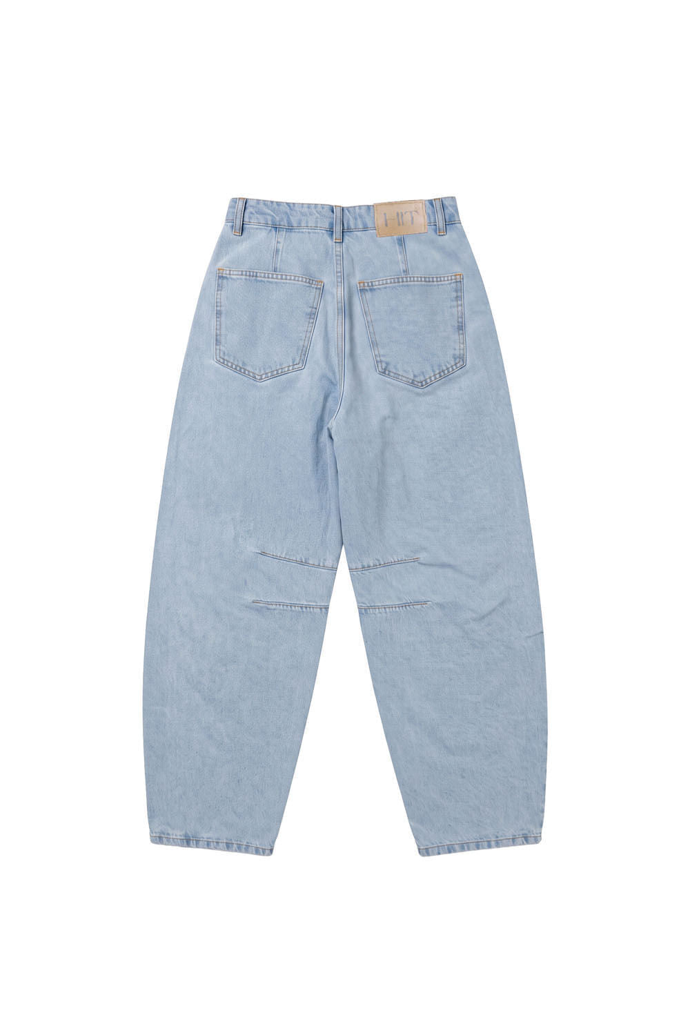 Modelo vestindo Calça Jeans Baloon Sueli