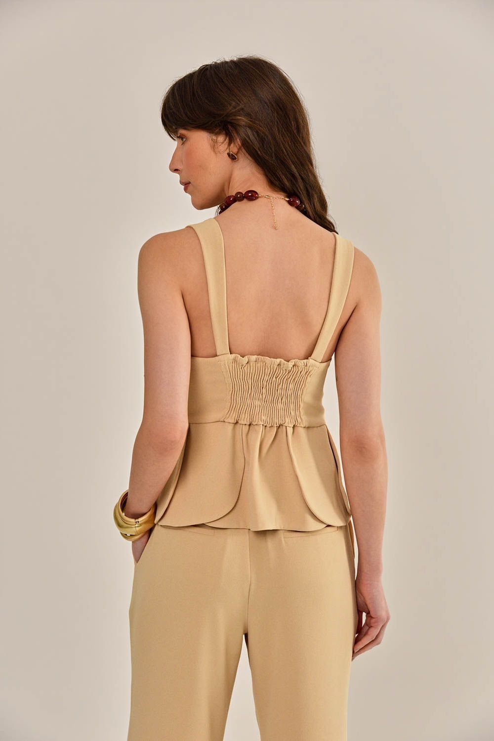 Modelo vestindo Blusa Lírio Cáqui