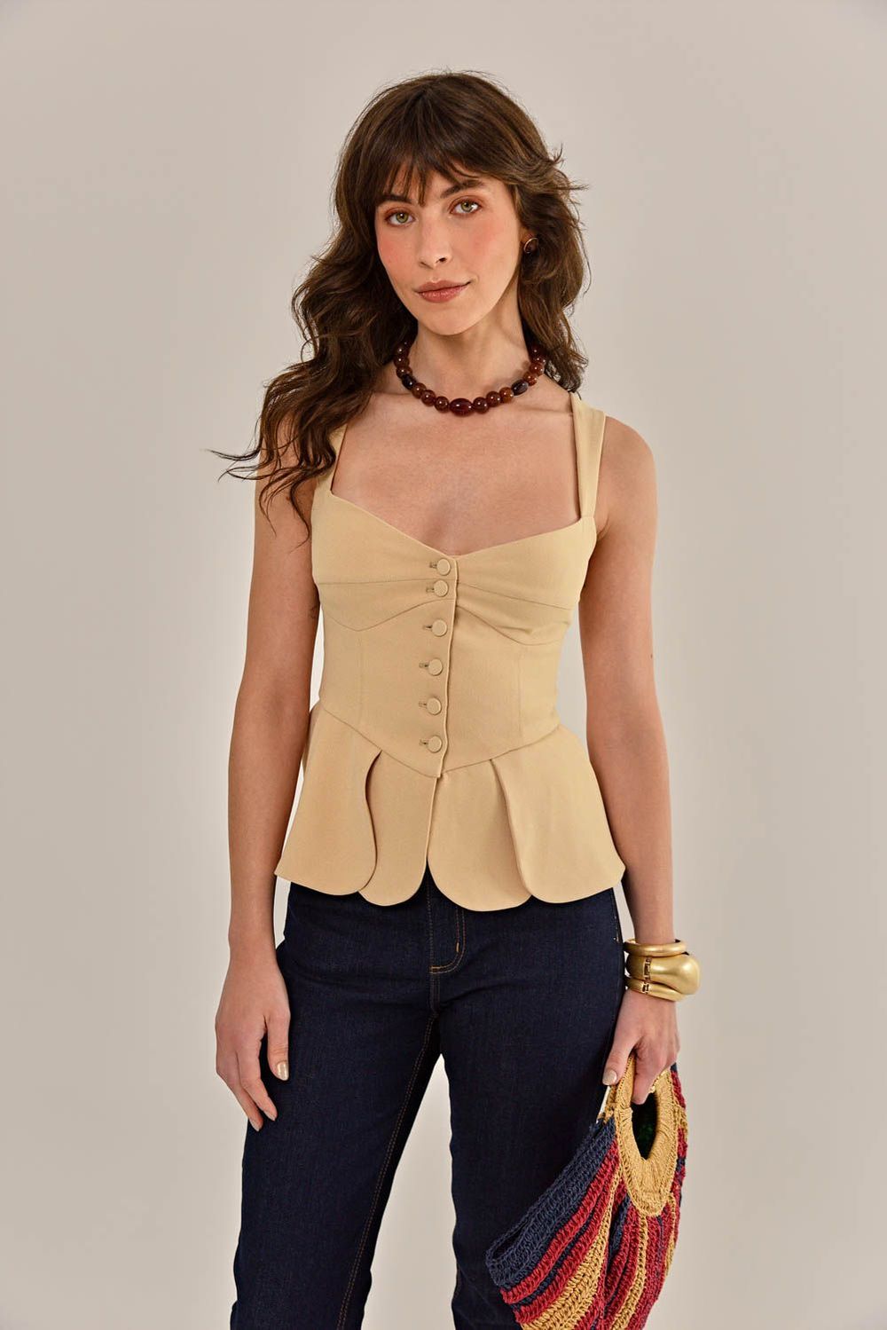 Modelo vestindo Blusa Lírio Cáqui