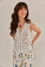 Modelo vestindo Blusa Lisboa Off White