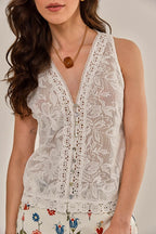 Modelo vestindo Blusa Lisboa Off White