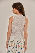 Modelo vestindo Blusa Lisboa Off White