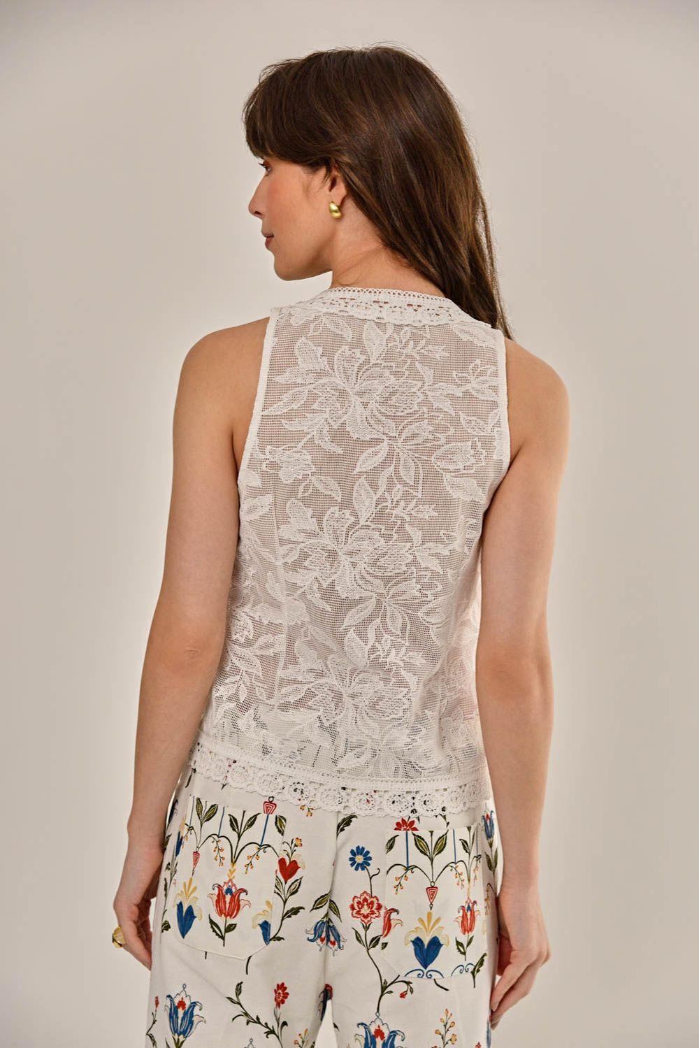 Modelo vestindo Blusa Lisboa Off White