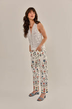 Modelo vestindo Blusa Lisboa Off White