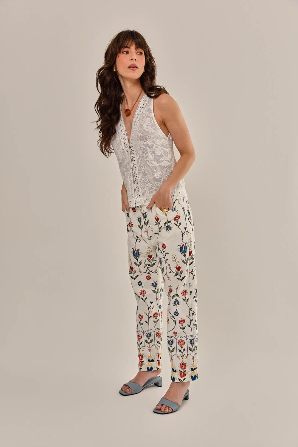 Modelo vestindo Blusa Lisboa Off White