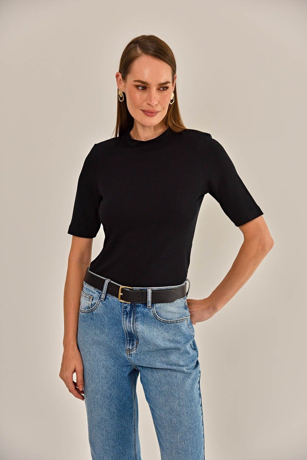 Modelo vestindo Blusa Dulce Preta