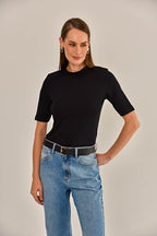 Modelo vestindo Blusa Dulce Preta