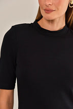 Modelo vestindo Blusa Dulce Preta