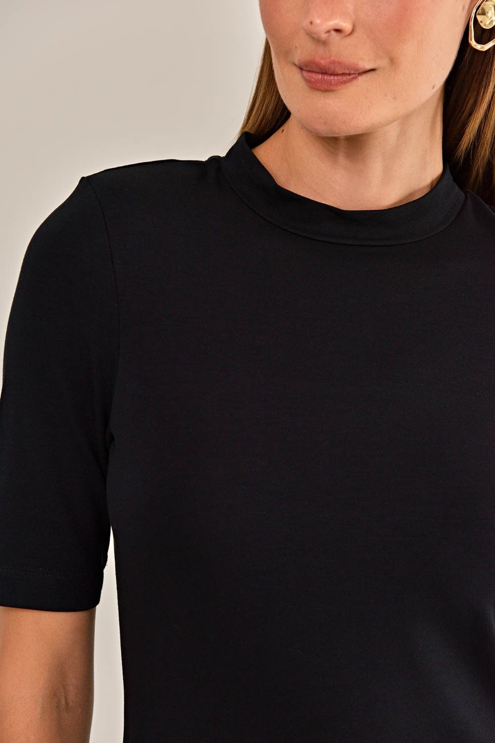 Modelo vestindo Blusa Dulce Preta
