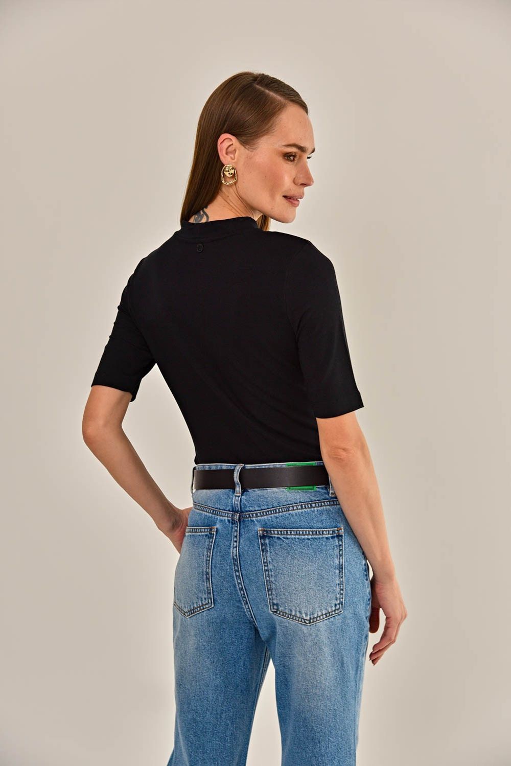Modelo vestindo Blusa Dulce Preta