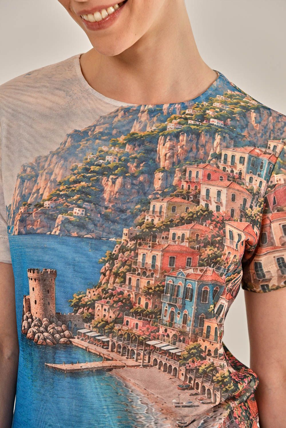 Modelo vestindo Blusa Luar de Tule Estampada