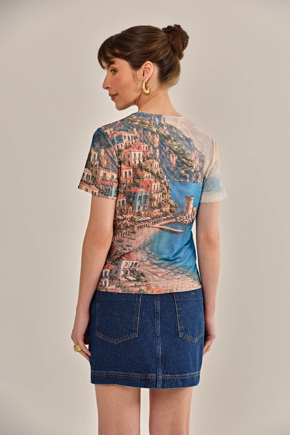 Modelo vestindo Blusa Luar de Tule Estampada