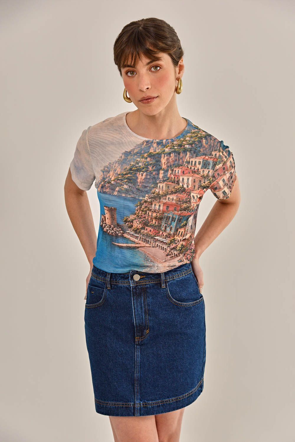 Modelo vestindo Blusa Luar de Tule Estampada