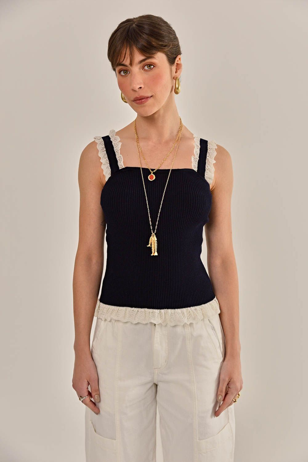 Modelo vestindo Blusa Lotta Tricô Marinho