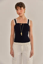 Modelo vestindo Blusa Lotta Tricô Marinho