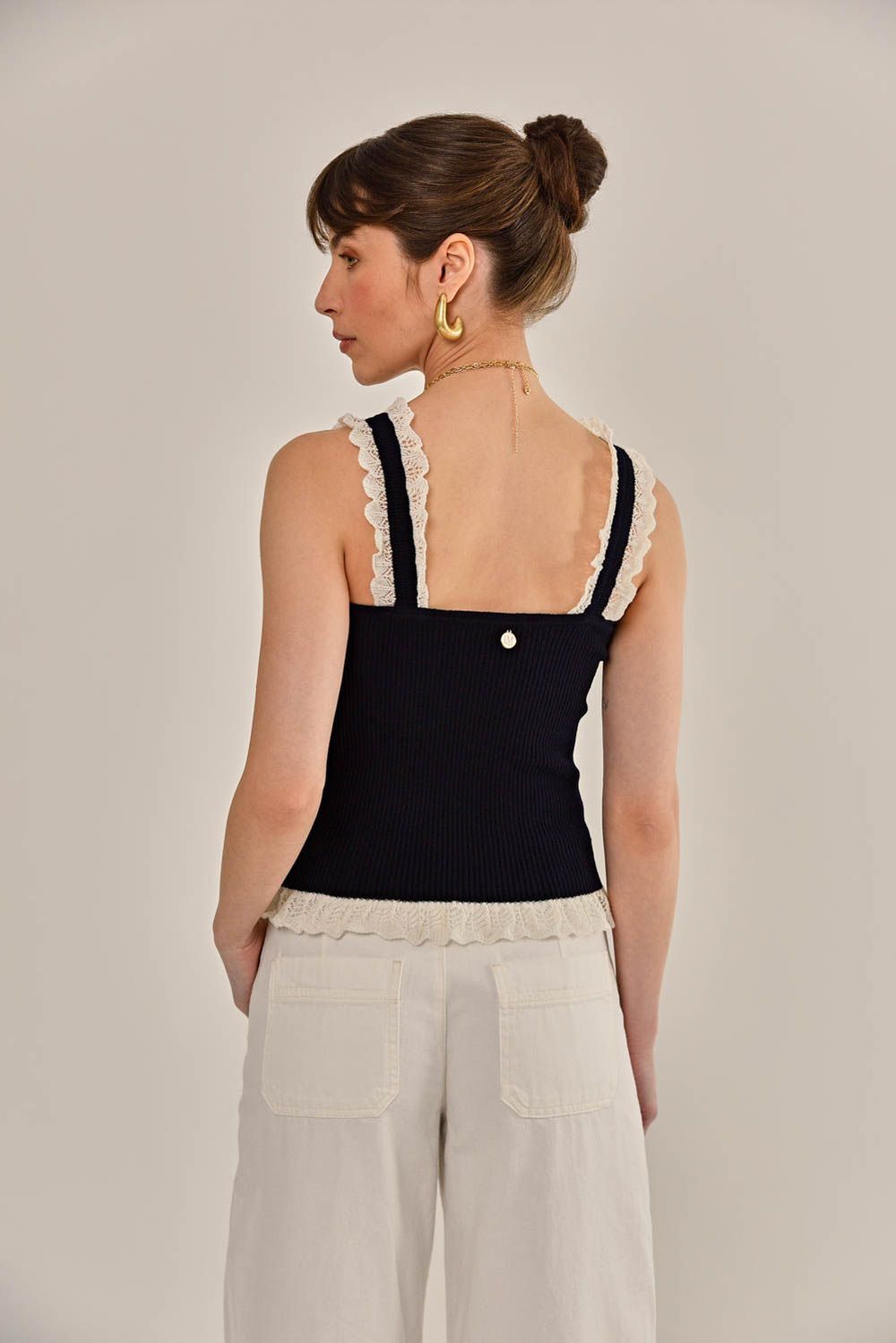 Modelo vestindo Blusa Lotta Tricô Marinho