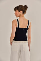 Modelo vestindo Blusa Lotta Tricô Marinho