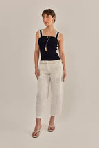 Modelo vestindo Blusa Lotta Tricô Marinho