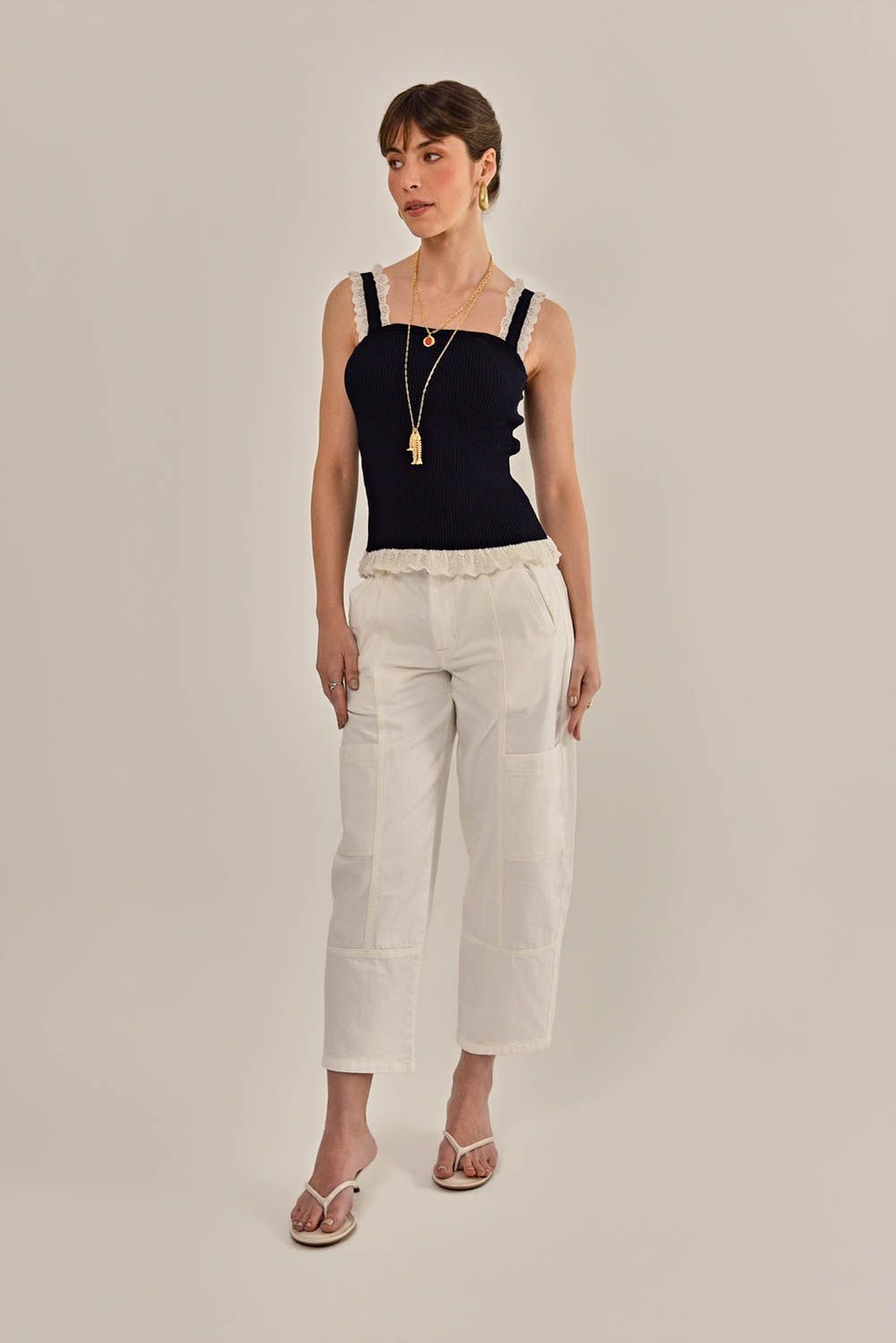 Modelo vestindo Blusa Lotta Tricô Marinho