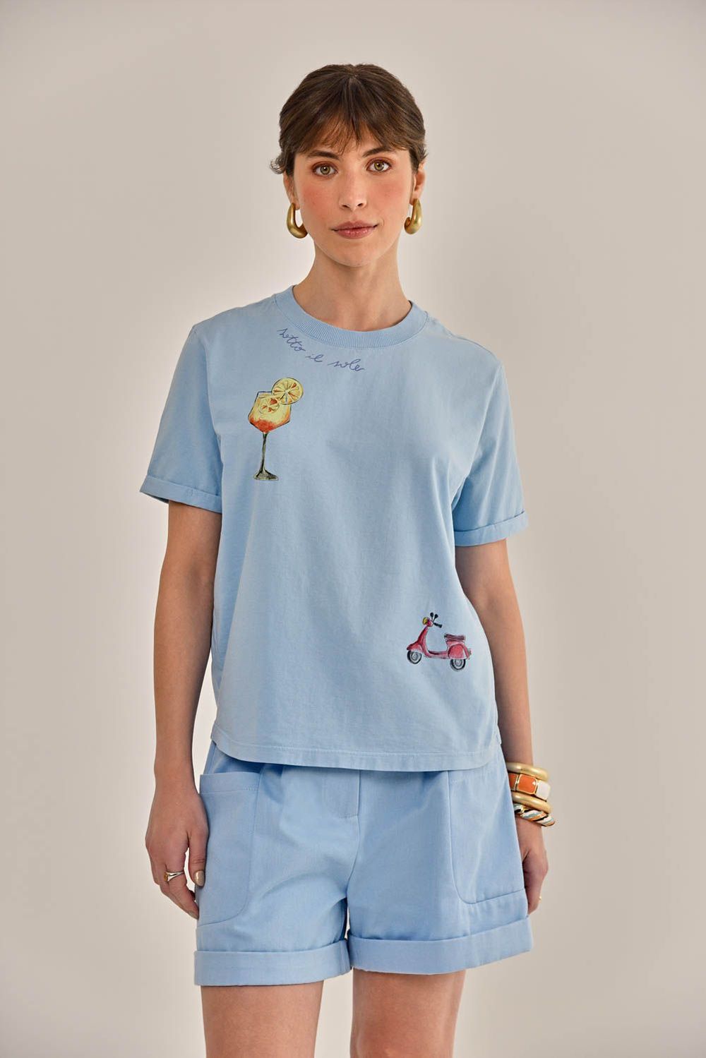 Modelo vestindo Camiseta Lina Silk Azul