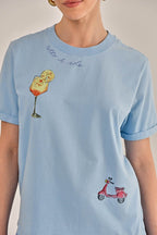 Modelo vestindo Camiseta Lina Silk Azul