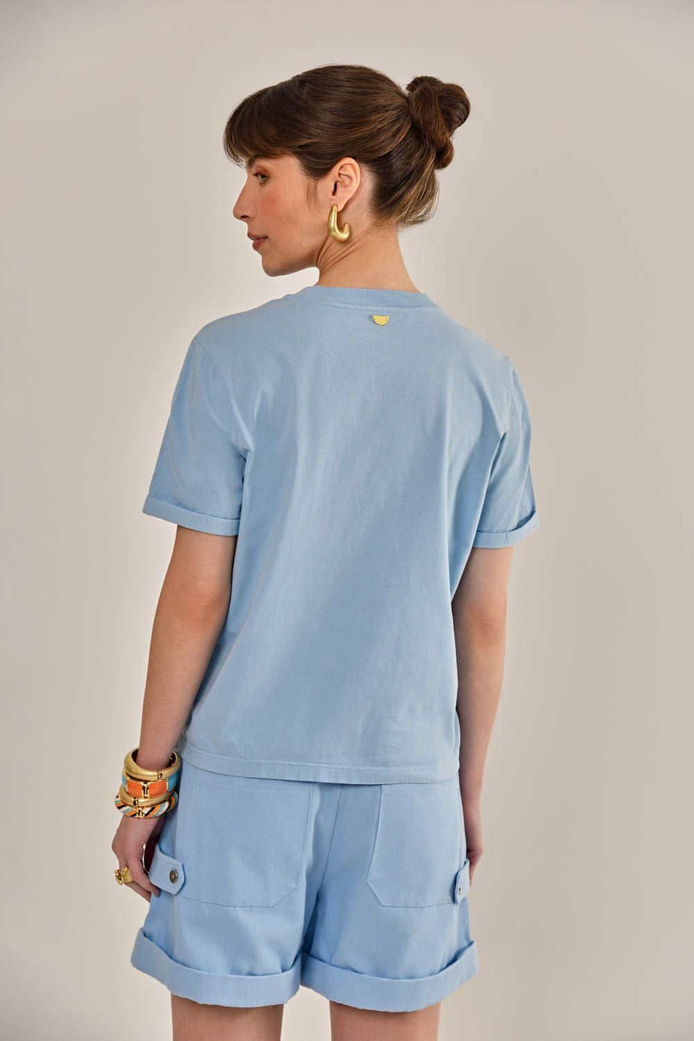 Modelo vestindo Camiseta Lina Silk Azul