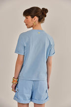 Modelo vestindo Camiseta Lina Silk Azul