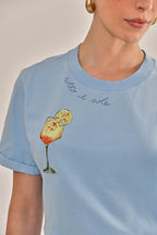 Modelo vestindo Camiseta Lina Silk Azul