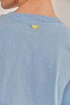 Modelo vestindo Camiseta Lina Silk Azul