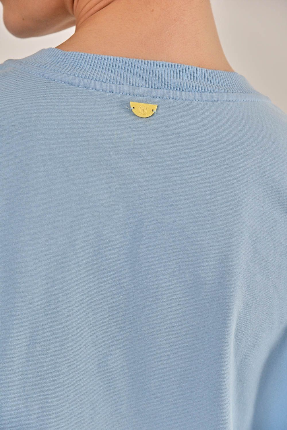 Modelo vestindo Camiseta Lina Silk Azul