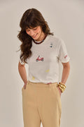 Modelo vestindo Camiseta Lilac Bordada Off White