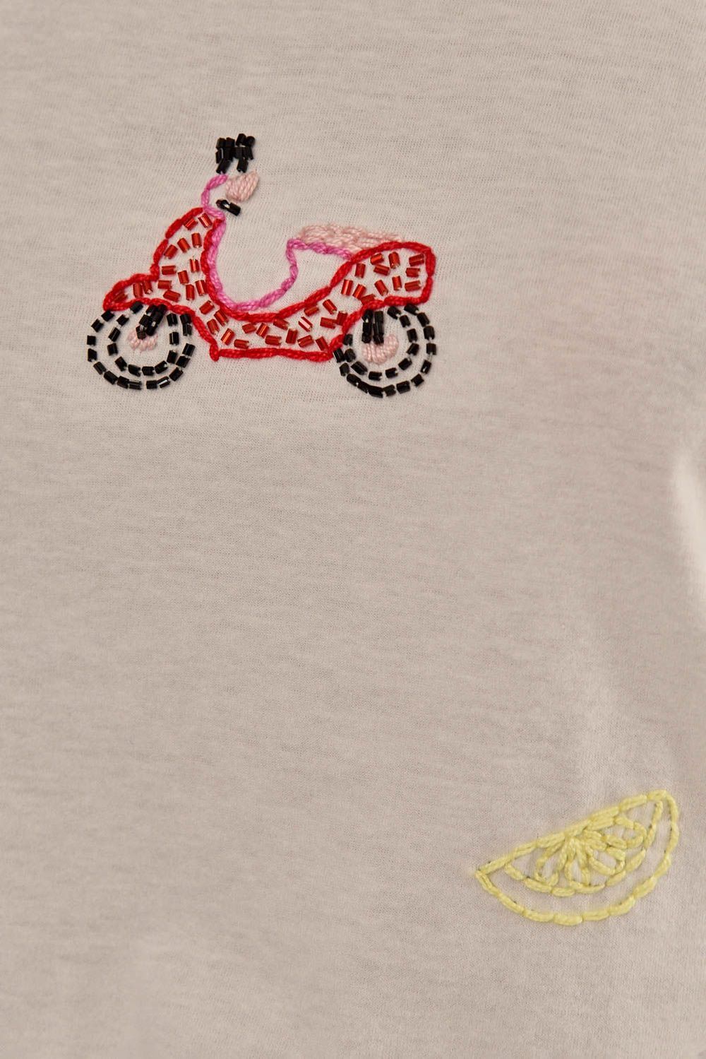 Modelo vestindo Camiseta Lilac Bordada Off White