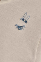 Modelo vestindo Camiseta Lilac Bordada Off White