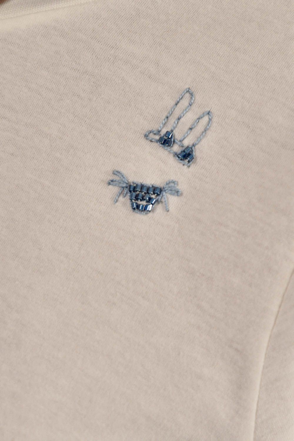 Modelo vestindo Camiseta Lilac Bordada Off White