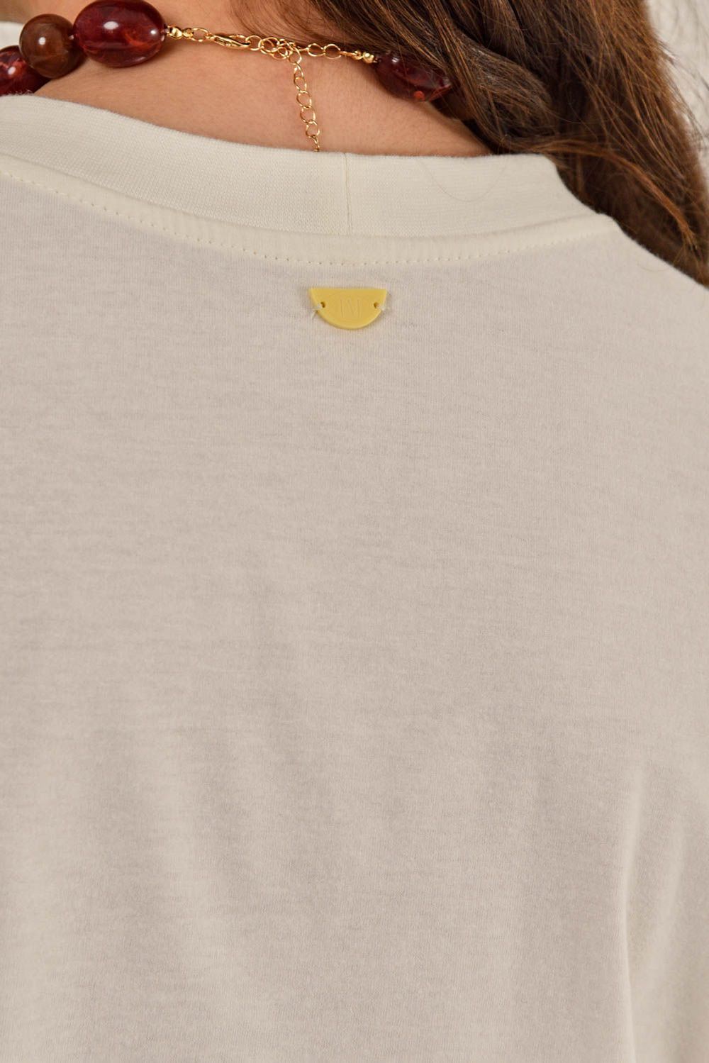 Modelo vestindo Camiseta Lilac Bordada Off White