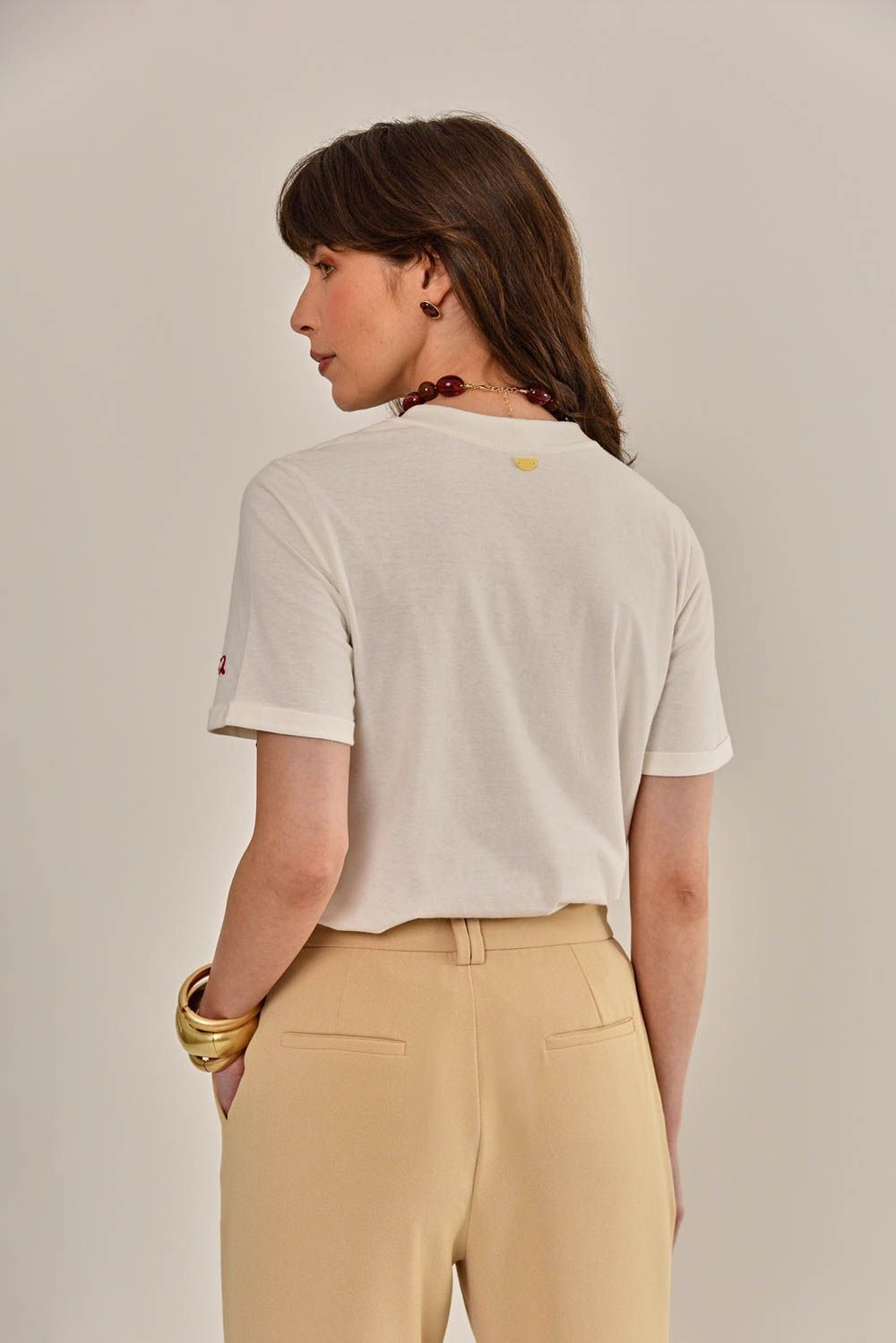 Modelo vestindo Camiseta Lilac Bordada Off White