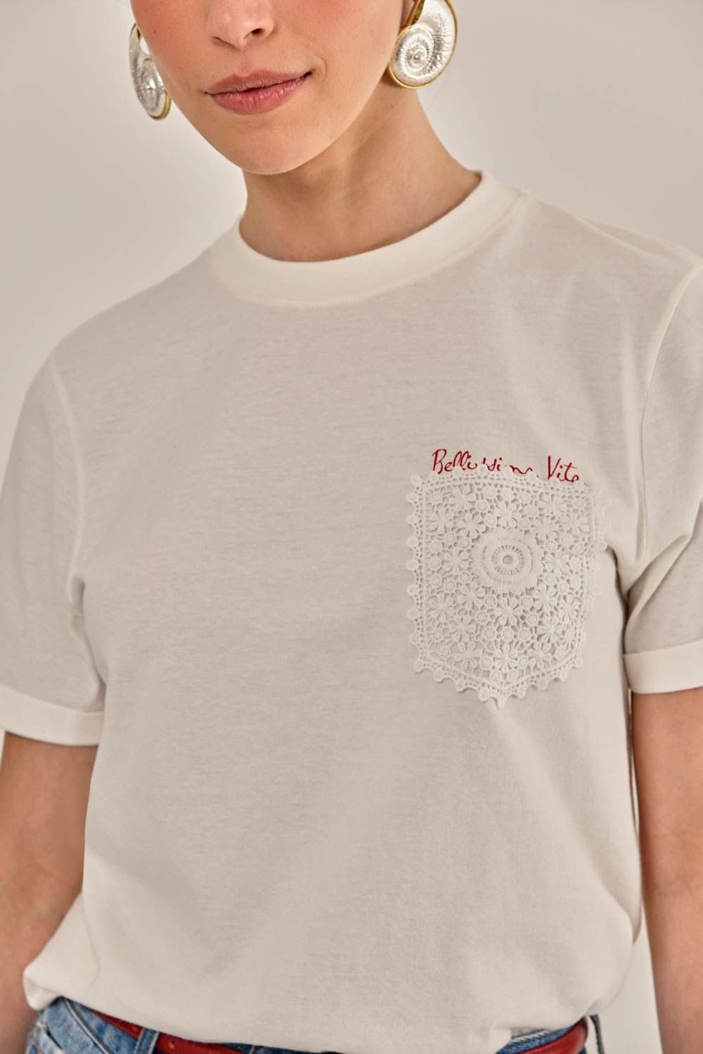 Modelo vestindo Camiseta Lili Silk Off White