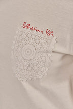 Modelo vestindo Camiseta Lili Silk Off White