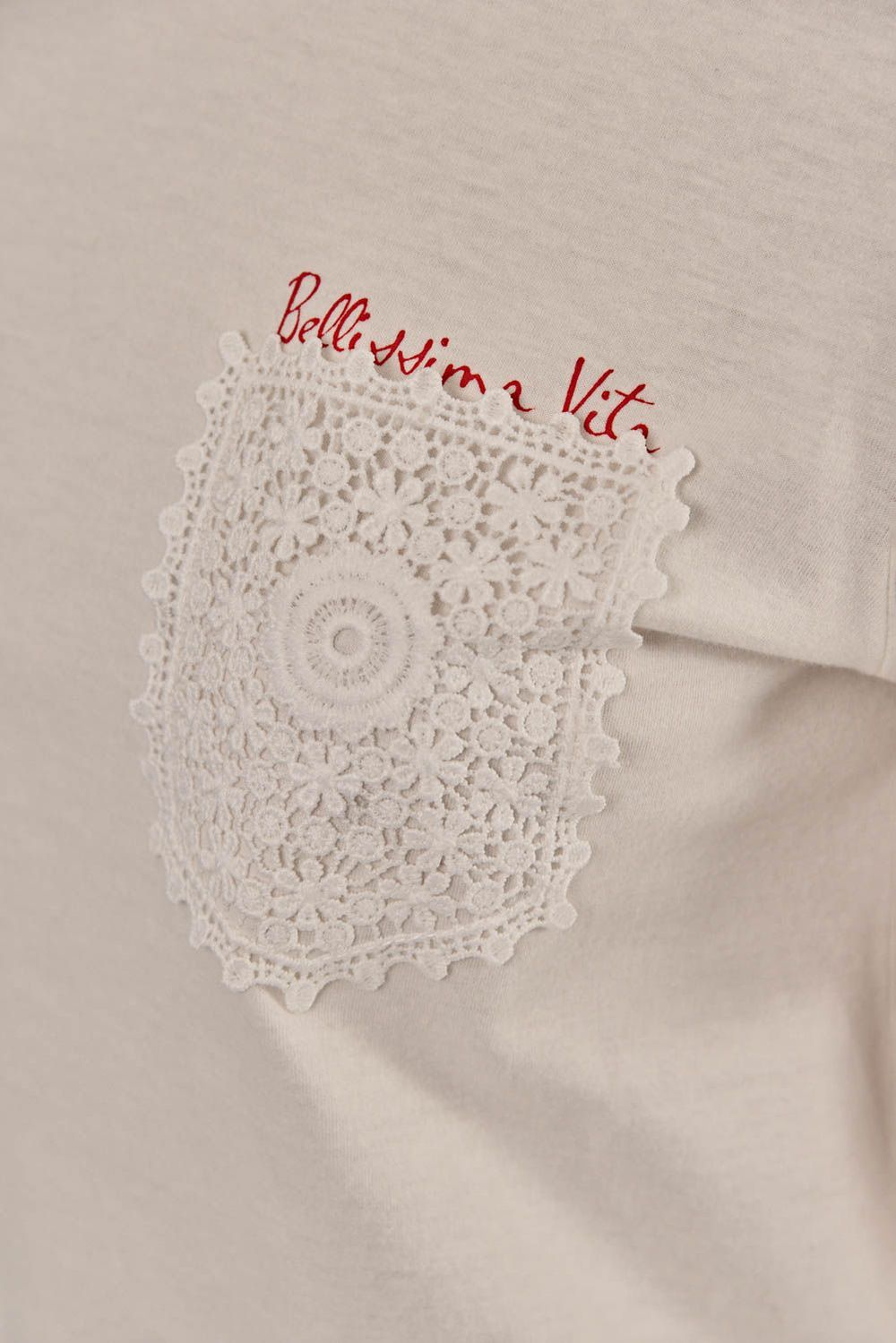 Modelo vestindo Camiseta Lili Silk Off White