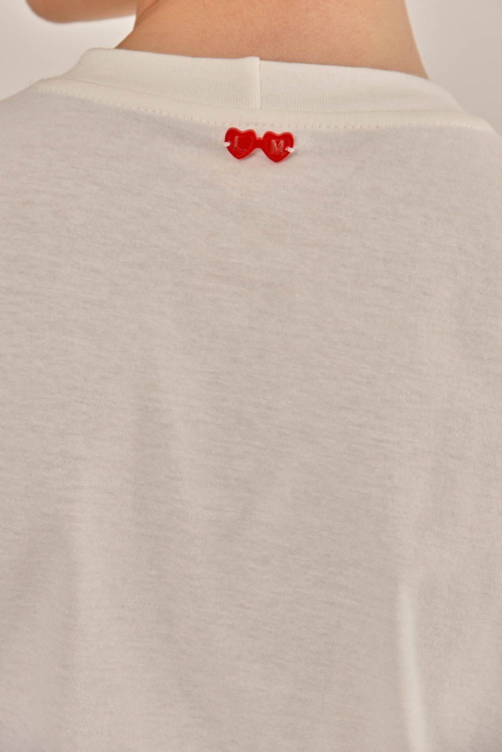Modelo vestindo Camiseta Lili Silk Off White