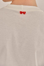 Modelo vestindo Camiseta Lili Silk Off White